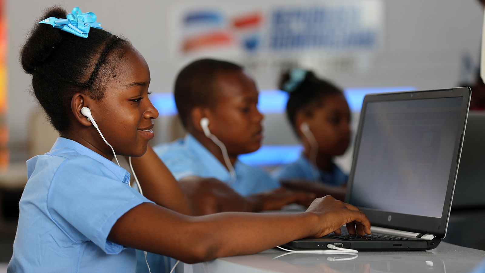 República Digital avanza: MINERD convoca licitación para “Un estudiante, una computadora”
