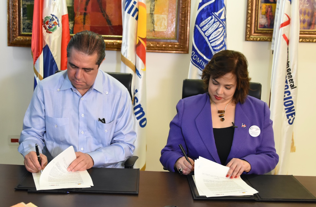 Turismo y Contrataciones Públicas firman acuerdo: Diseñan estrategia para desarrollar sector artesanal