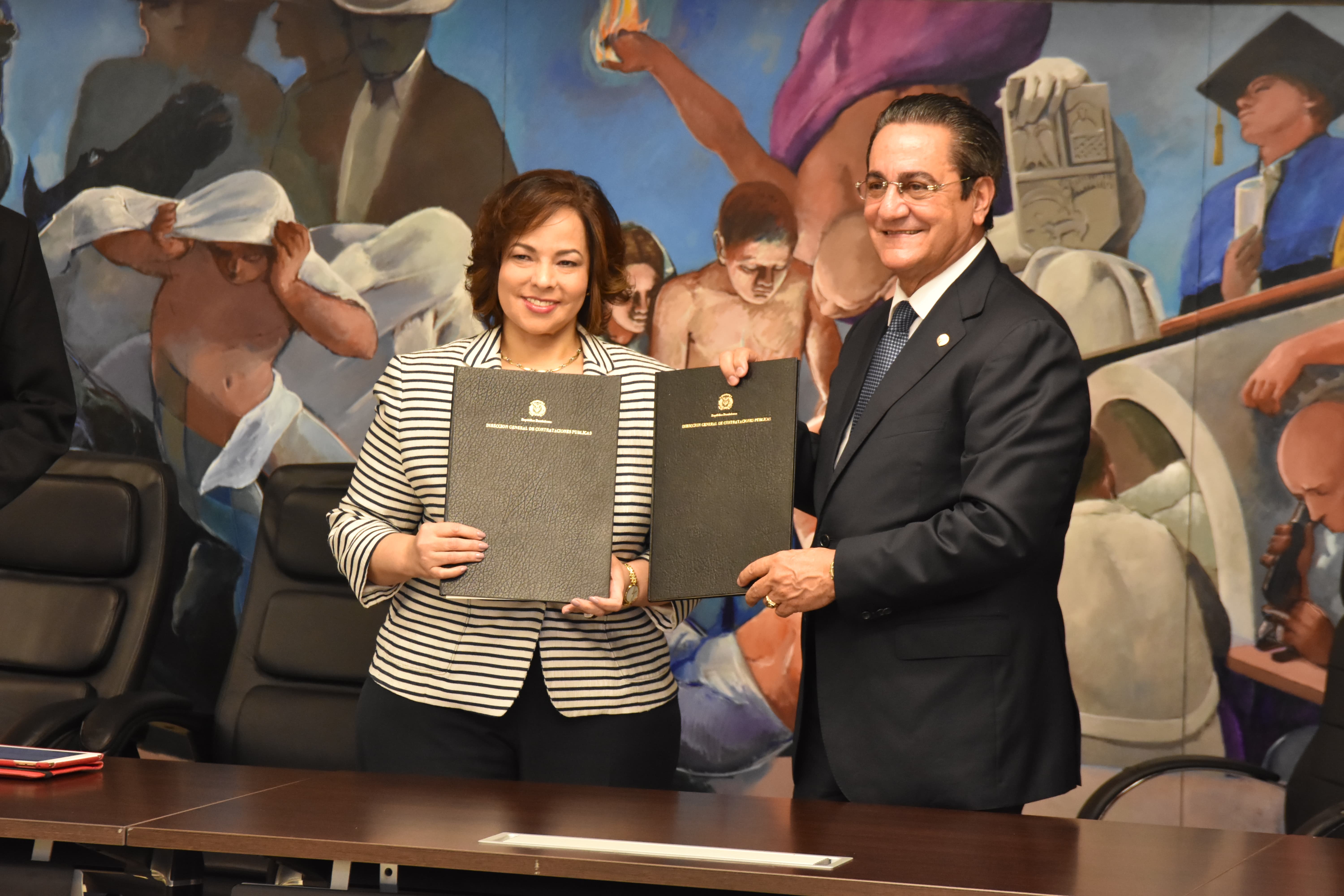 Contrataciones Públicas y UASD firman convenio