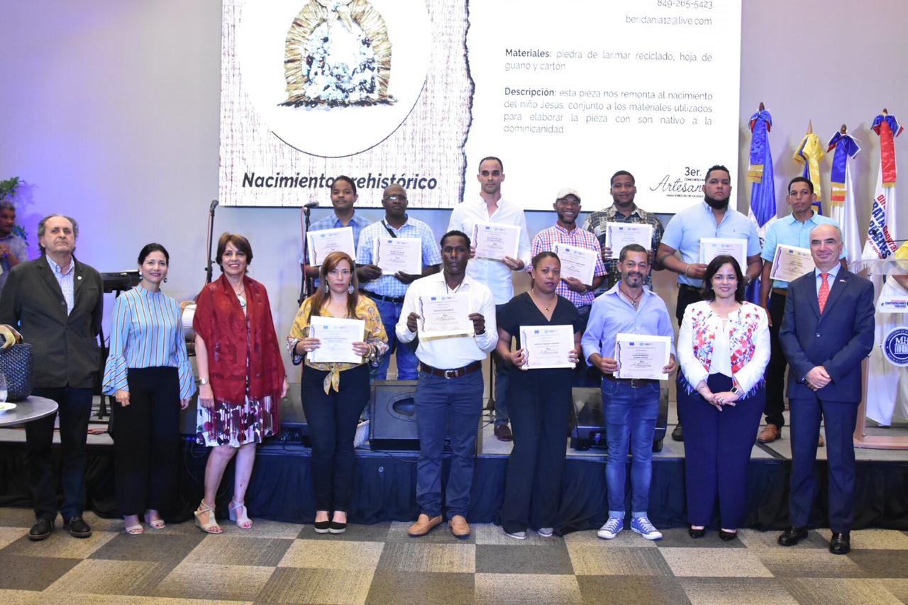 Entregan certificados a ganadores del tercer Concurso Nacional de Artesanías Navideñas