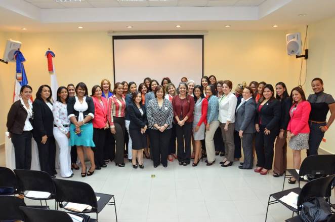 Contrataciones trata discriminación positiva a favor de mujeres con encargadas.