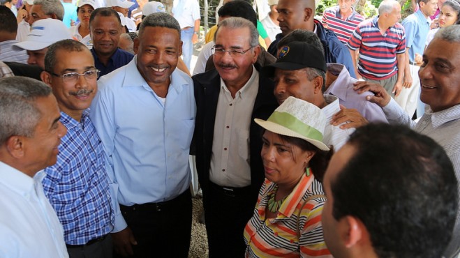 El presidente Danilo Medina otorga títulos definitivos a productores de café y cacao.