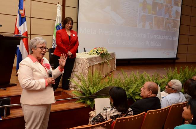 La directora Yokasta Guzmán S. expone a ministra de Salud y directores funcionamiento Sistema de Compras