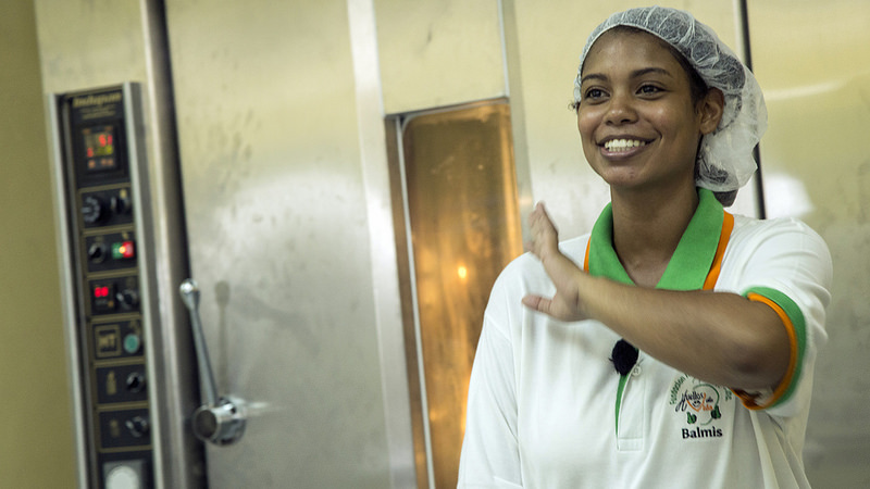 Presidente Danilo Medina entrega panaderia a Melissa Rodríguez.