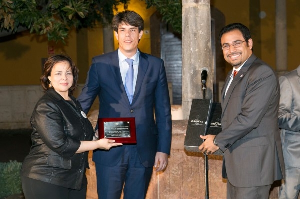 Contrataciones Públicas recibe premio por aplicación móvil ComprasRD en españa.