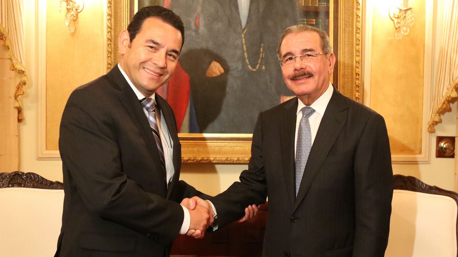 Presidente Danilo Medina junto al presidente de guatemala.