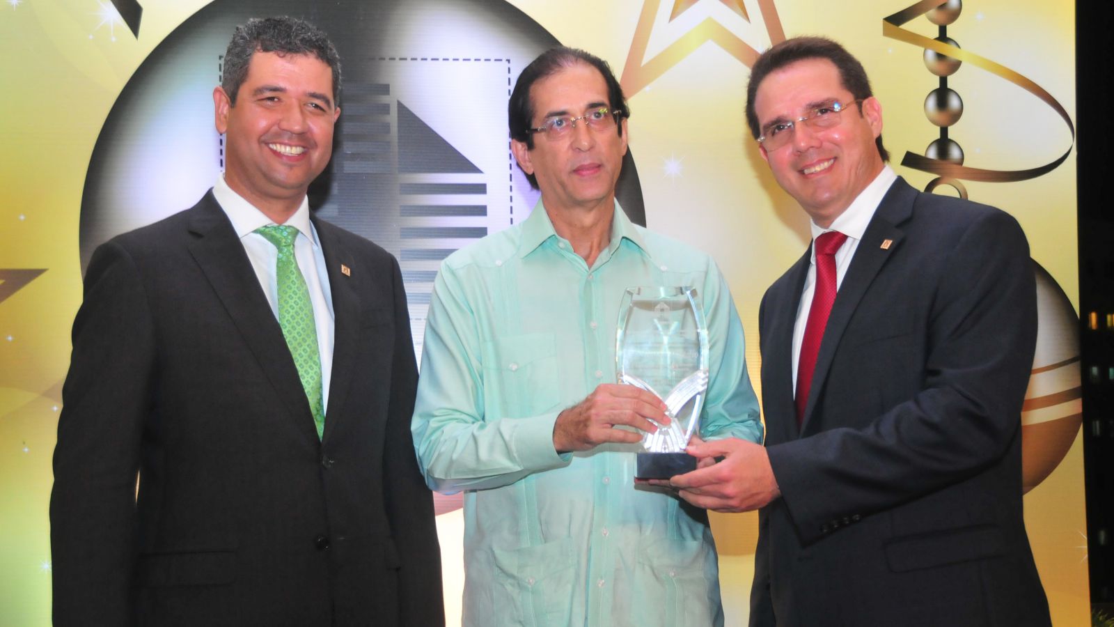 Gustavo Montalvo recibe reconocimiento por constructores y promotores de viviendas