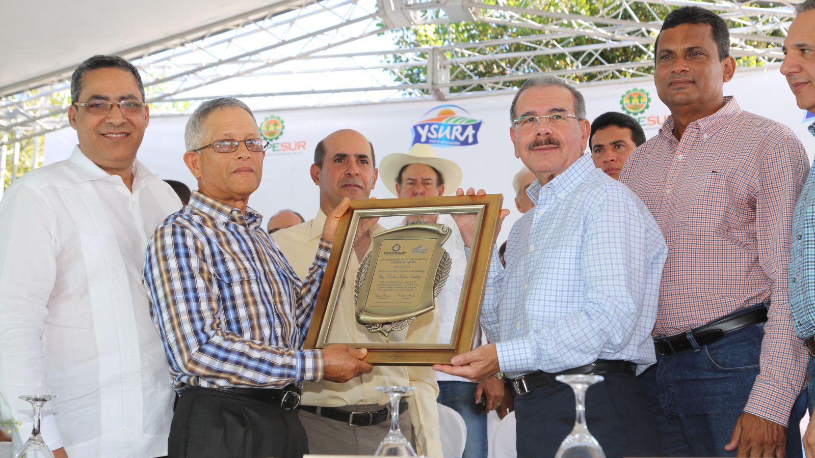 El presidente Danilo Medina recibe reconocimiento de ganaderos