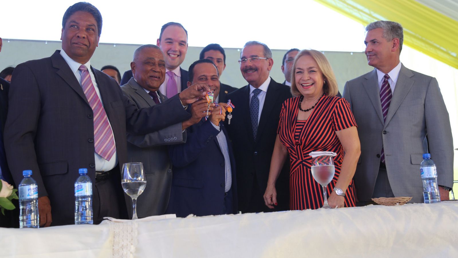 El presidente Danilo Medina entrega apartamentos y escuela.