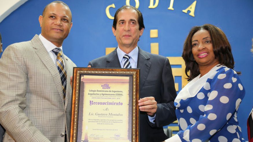 Gustavo Montalvo recibe reconocimiento de parte del CODIA