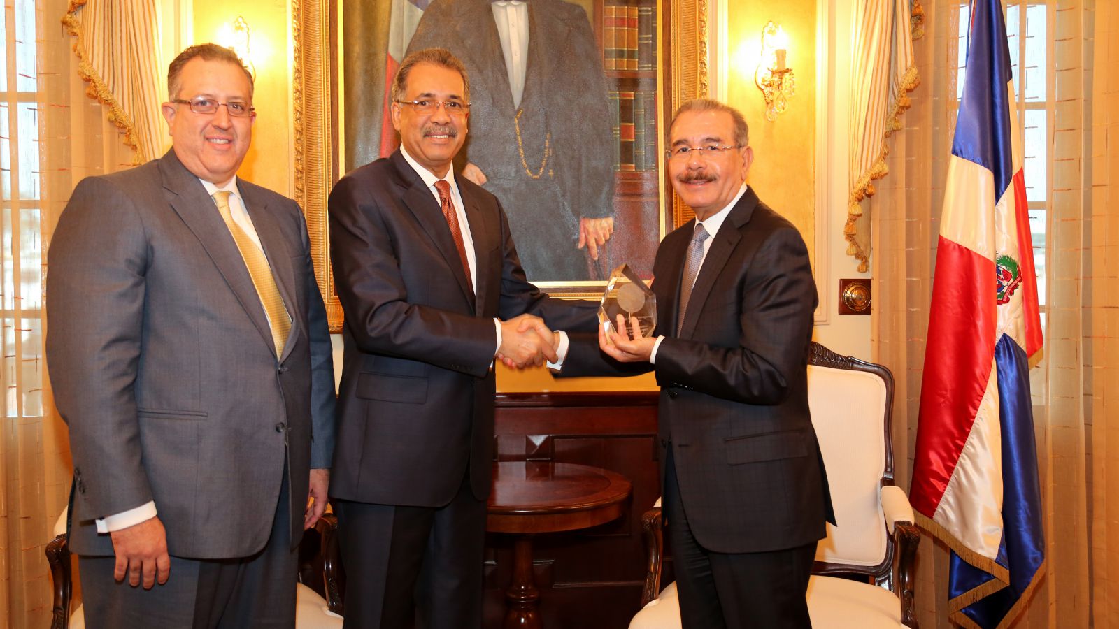 Danilo Medina recibe premio por operación recompra Petrocaribe