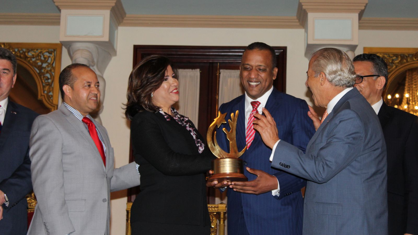 Gobierno reconoce nueva cultura de calidad en el servicio público