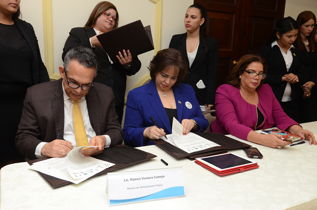 La directora Yokasta Guzmán firma acuerdo para promover la igualdad de genero.