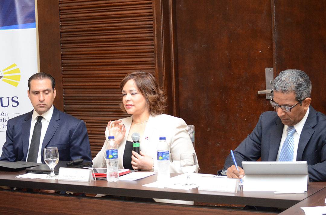 Contrataciones Públicas y FINJUS realizan mesa redonda sobre Ley de Compras