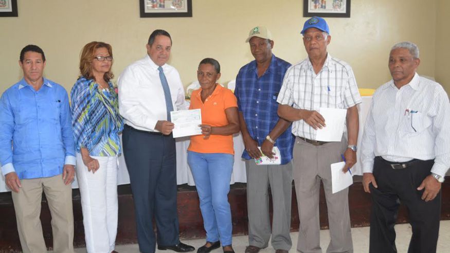 Instituto Agrario Dominicano (IAD) entrega RD$2MM por liquidación zafra 2015 a productores de caña