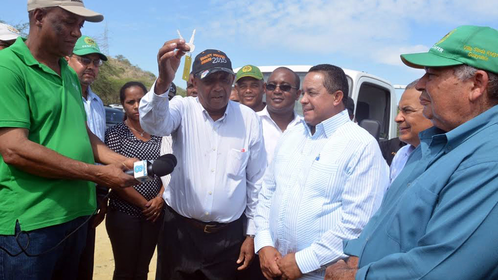 Entrega de dos camiones a los productores de Montecristi y Guayajayuco