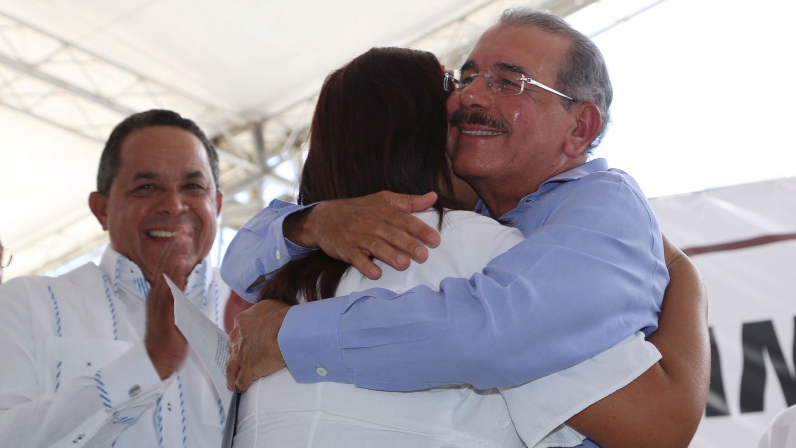 El presidente Danilo Medina entrega titulo a gente de azua