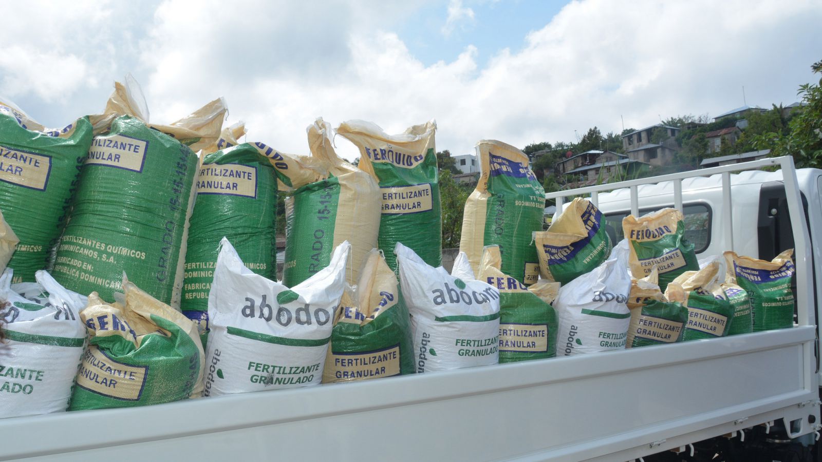 Danilo Medina entrega fertilizante en azua