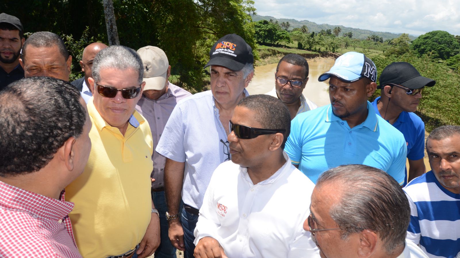 El presidente Danilo Mendina auxilia comunidades afectada por lluvias