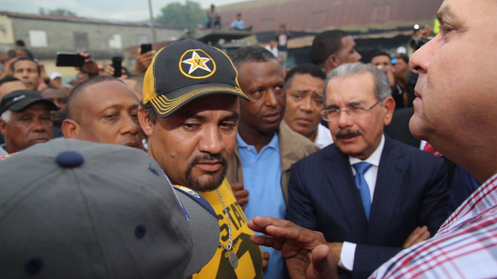 El presidente Danilo Medina visita mercado de la Vega.