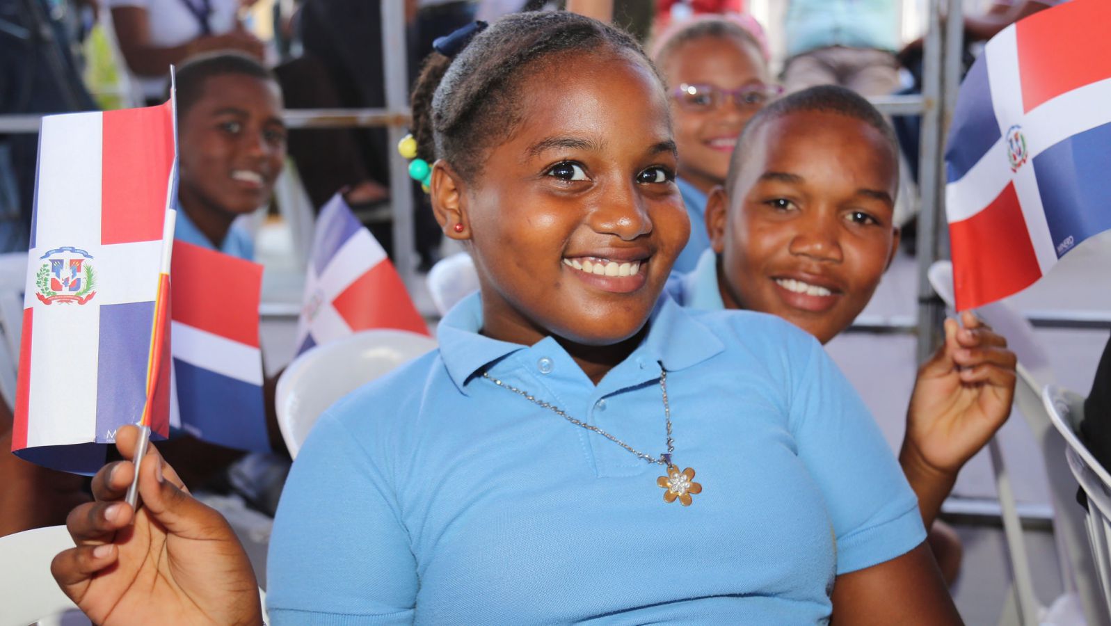 Gobierno entrega planteles y biblioteca en barahona