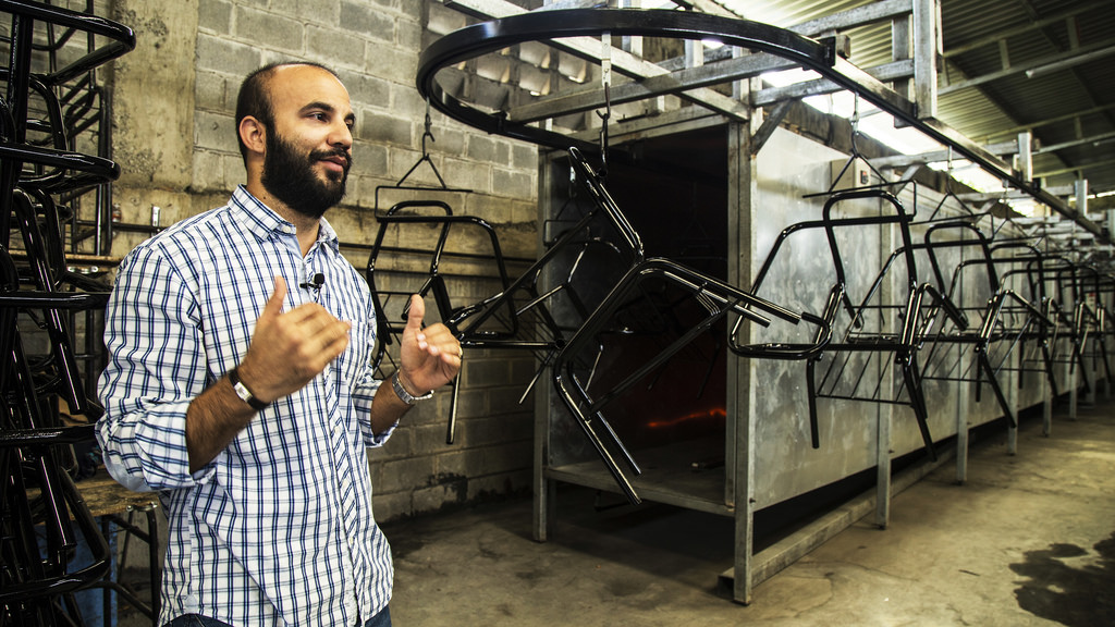 Pequeñas empresas fabrican pupitres en Manoguayabo