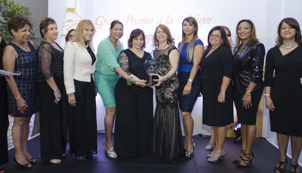 Dra. Yokasta Guzman recibe reconocimiento de ADME