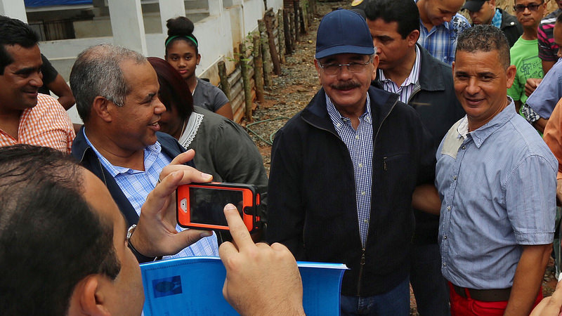 Presidente Danilo Medina visita productores de cerdos y pollos.