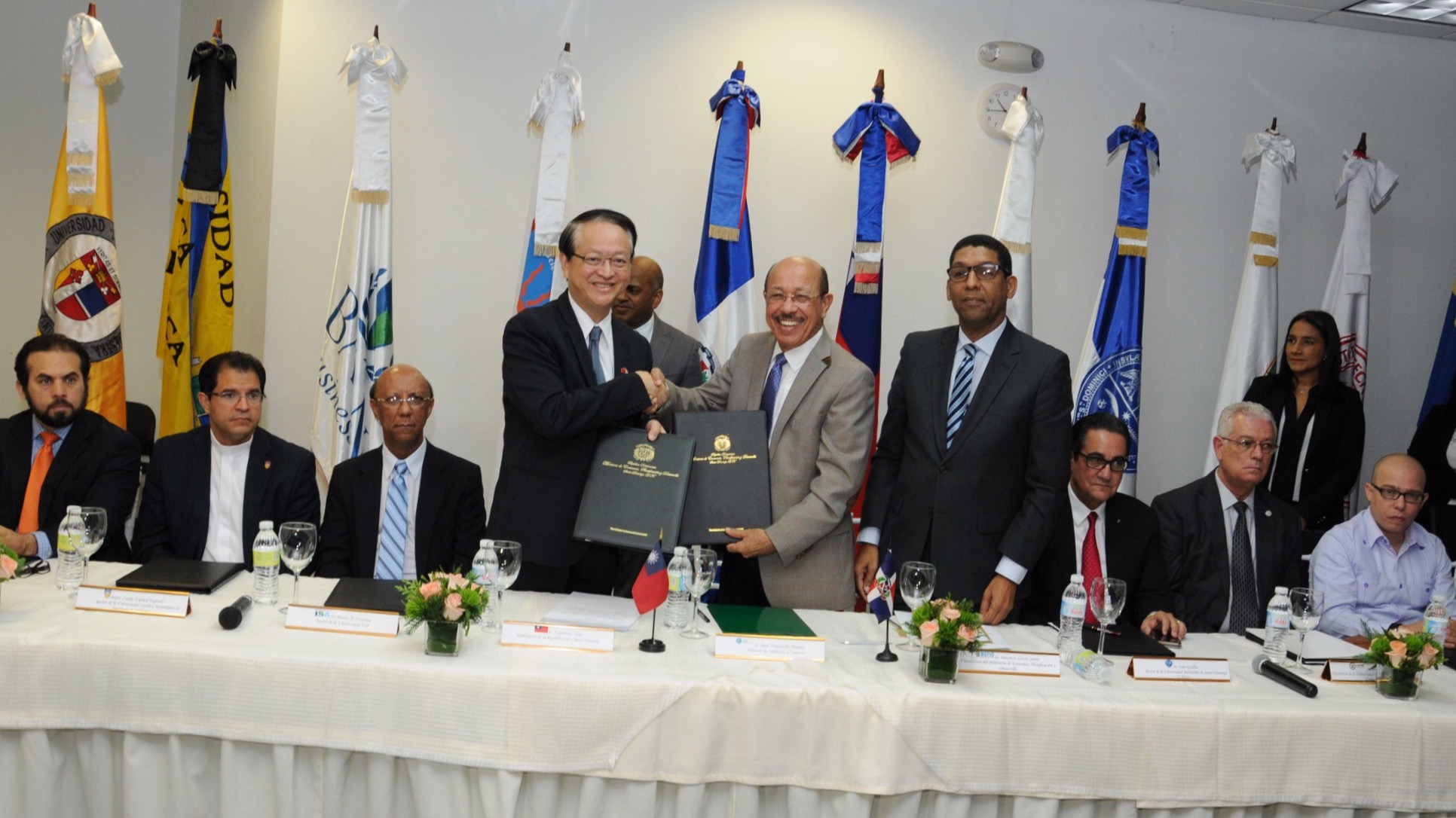 Gobierno fortalece alianza público privada; anuncia doce Centros PYMES