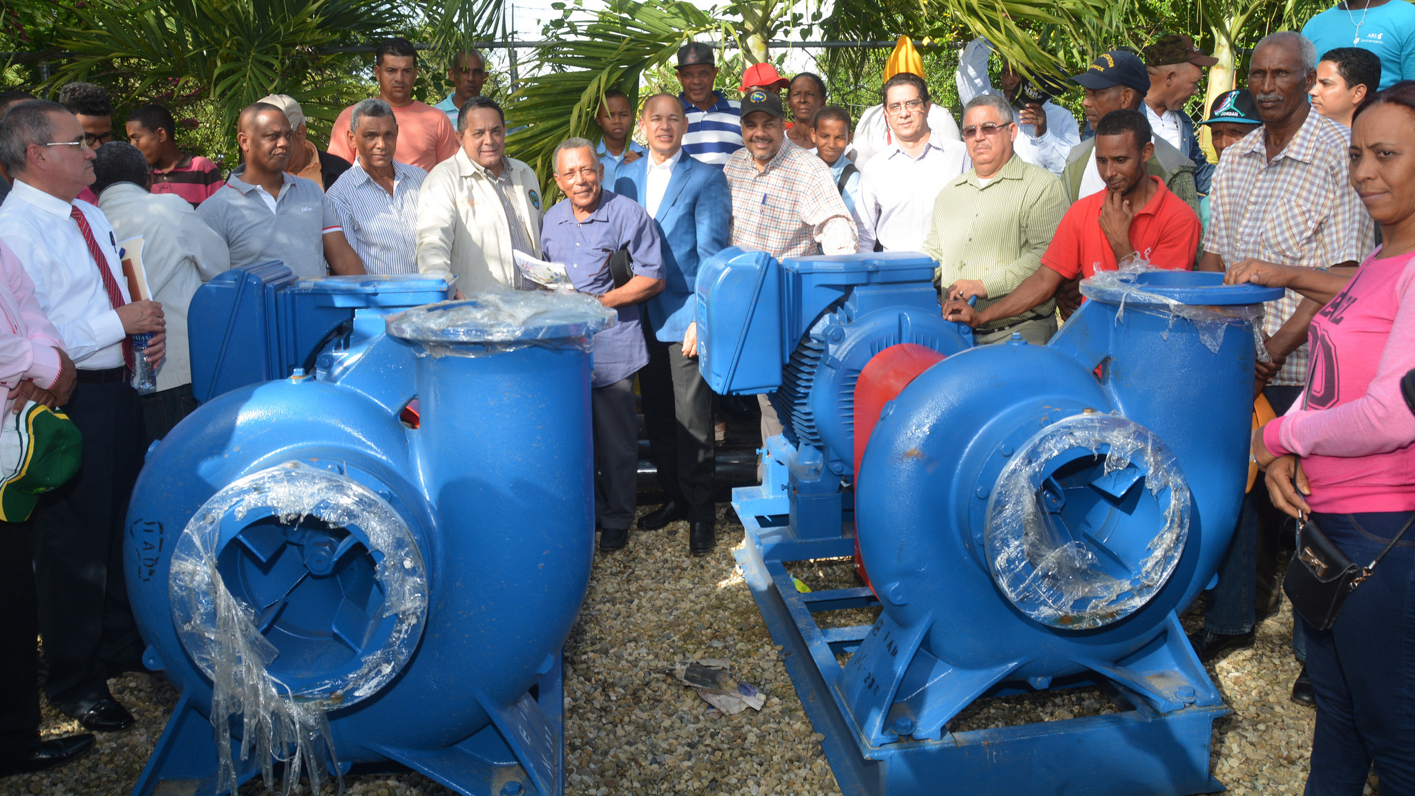 Gobierno entrega camión y electrobombas a productores