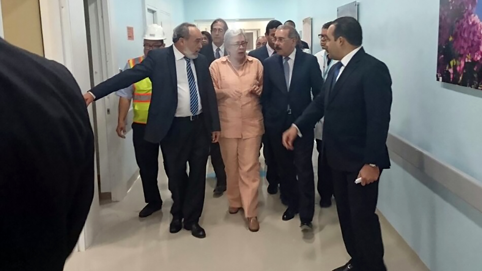 Presidente Danilo Medina visita hospital Cabral y Báez
