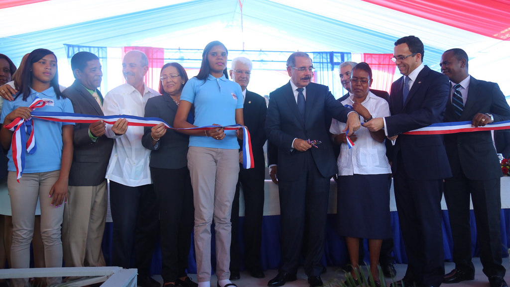 Presidente Danilo Medina entrega escuela en Baní