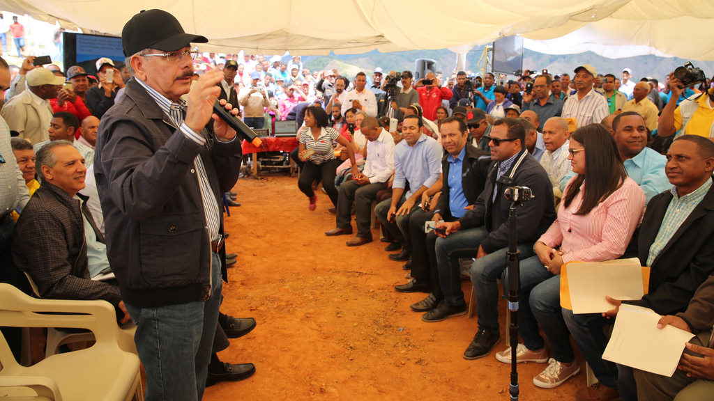 Presidente Danilo Medina visita Los fríos, Arroyo Cano y otras localidades de Azua y SJM