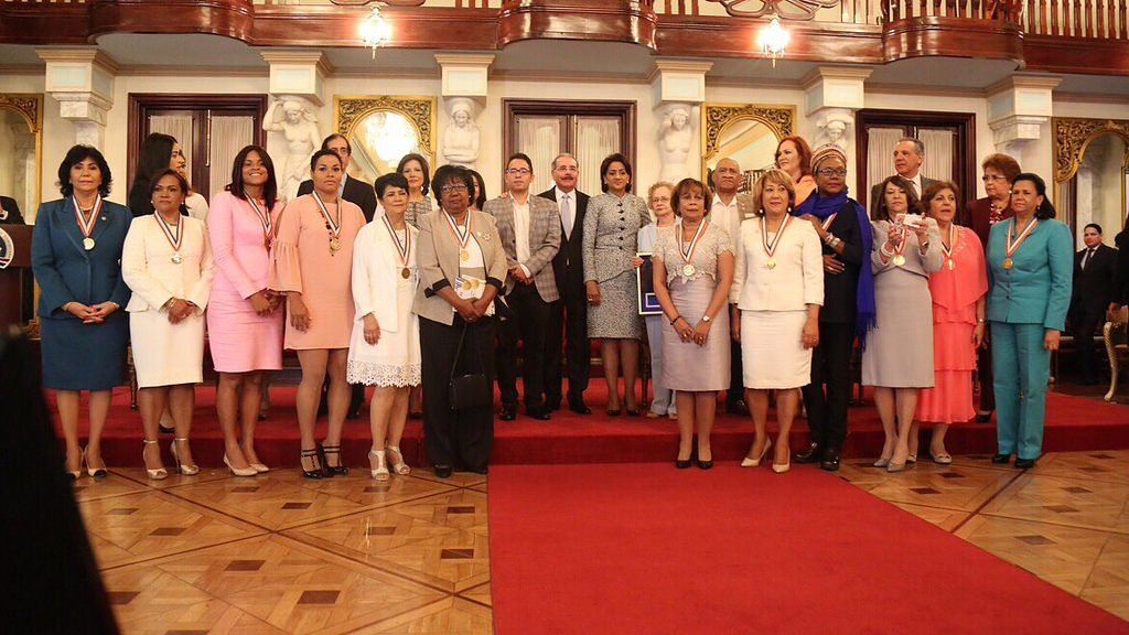 Presidente Danilo Medina entrega Medalla al merito a la Mujer.