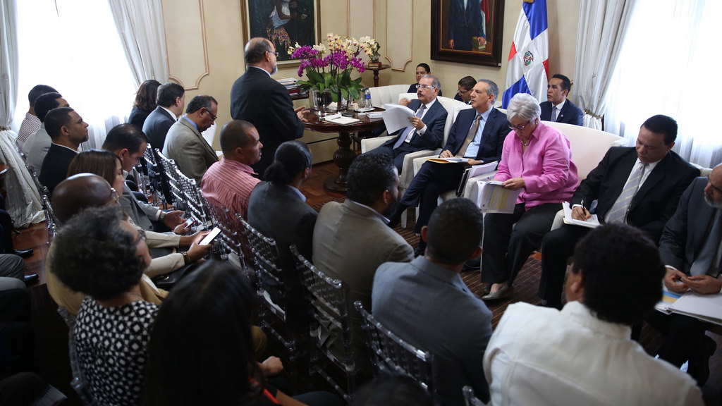Presidente Danilo Medina reunido con contratista de los hospitales