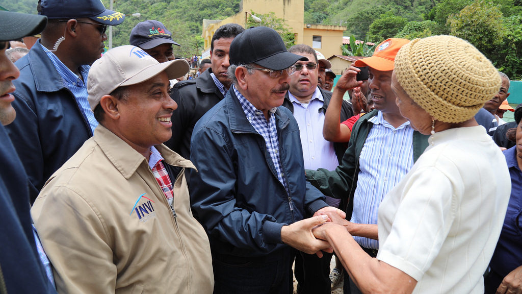 Danilo Medina visita familia afectada por lluvia