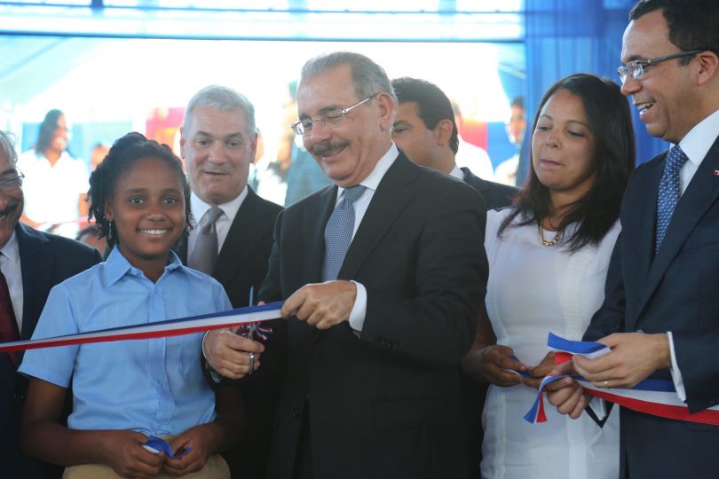 Presidente Danilo Medina entrega escuela a residentes en Cabrera