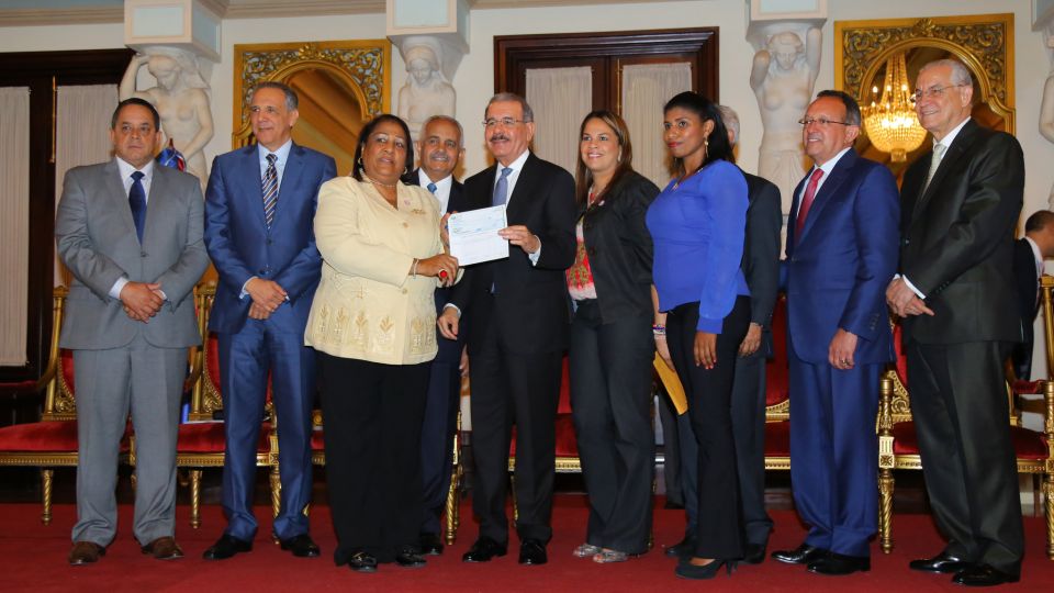 Danilo Medina entrega financiamiento PRORURAL a pequeños productores