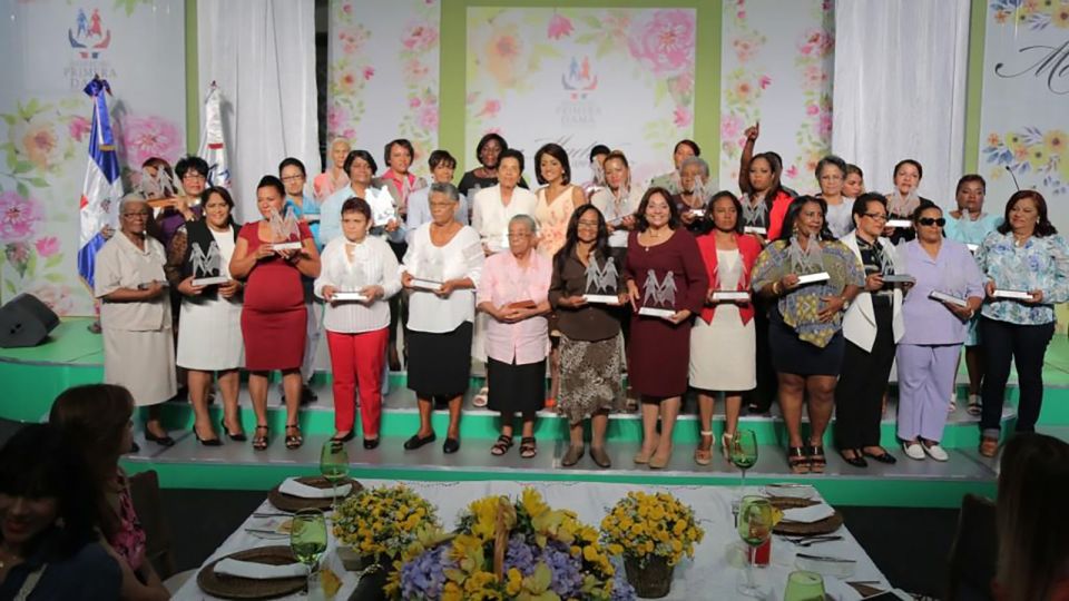 Primera Dama reconoce aportes de la mujer en el desarrollo del país