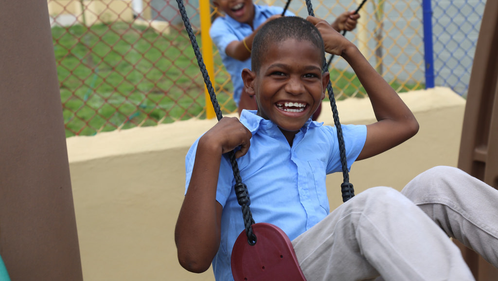 Estudiantes contentos por escuela José Ascencio en Las Matas de Farfán