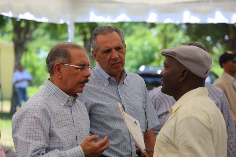 Presidente Danilo Medina visita ganaderos La Victoria
