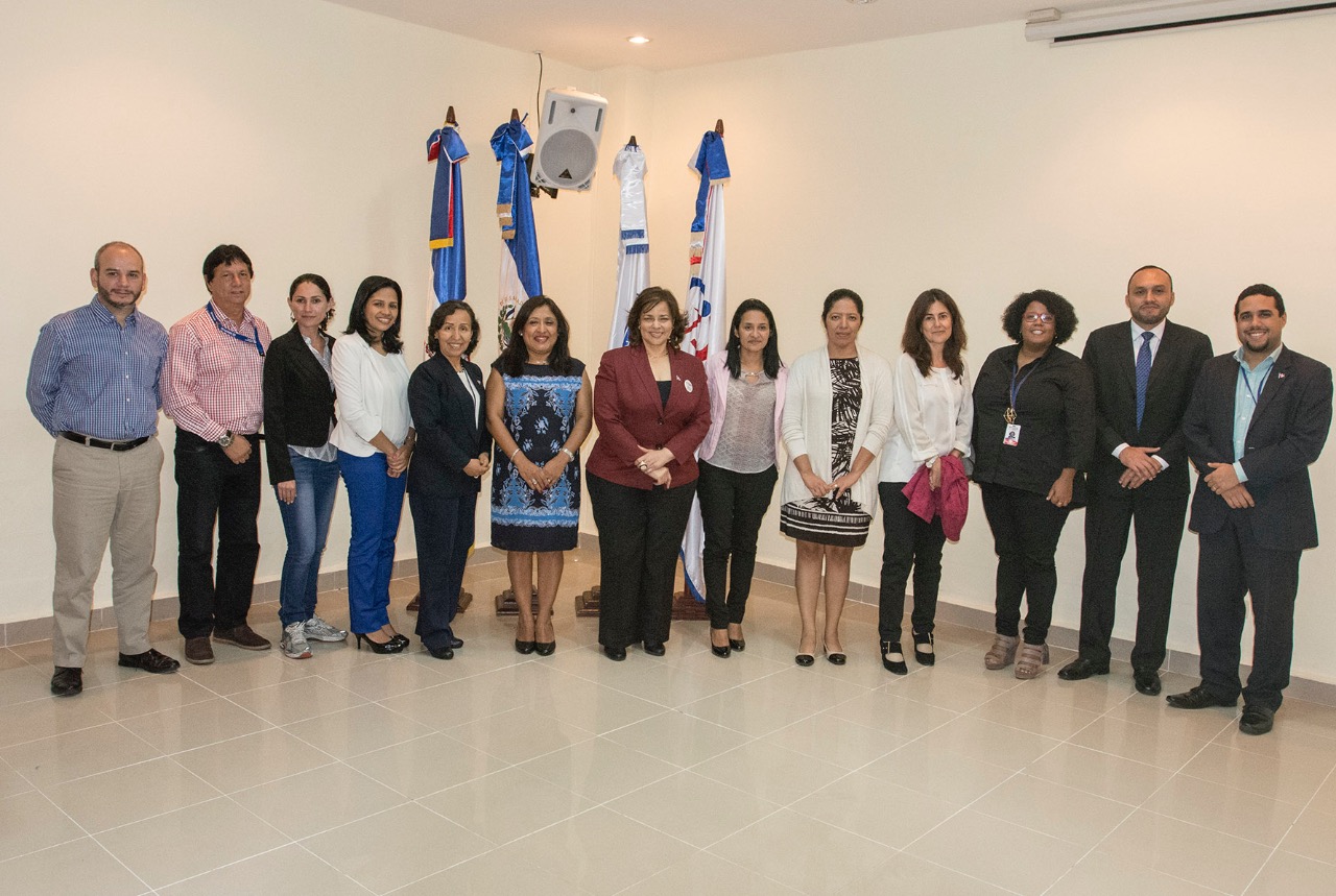 Ministerio de Económica de El Salvador se reunión con la Dra. Yokasta Guzman