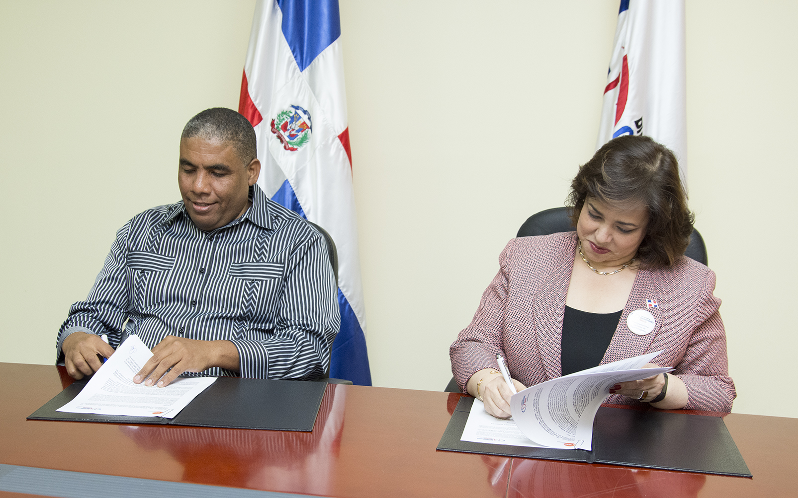 Convenio entre Contrataciones Públicas y CODESPA.