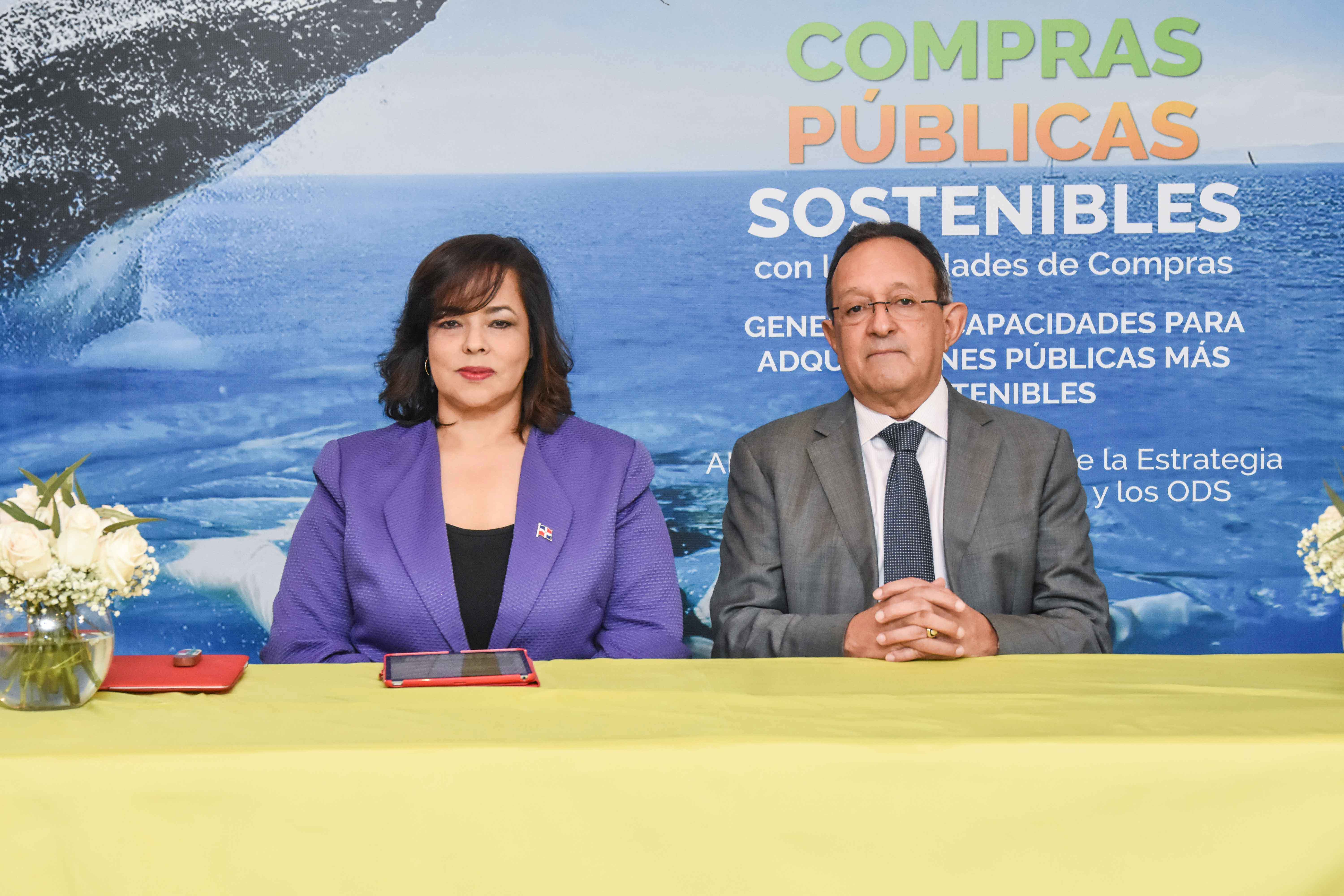 Dra. Yokasta Guzmán, directora General de Contrataciones Públicas y Ángel Estévez ministro de Medio Ambiente