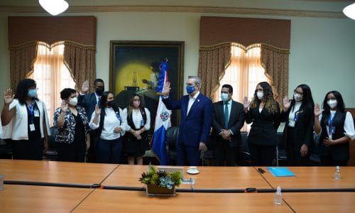 Presidente Luis Abinader juramenta oficiales de cumplimiento