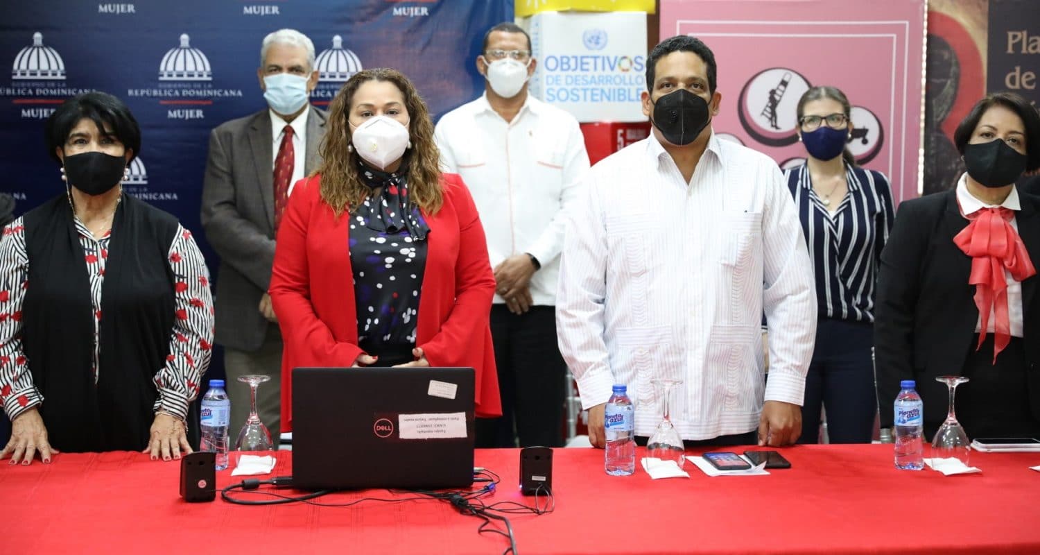 Director Carlos Pimentel y la Ministra Mayra Jiménez