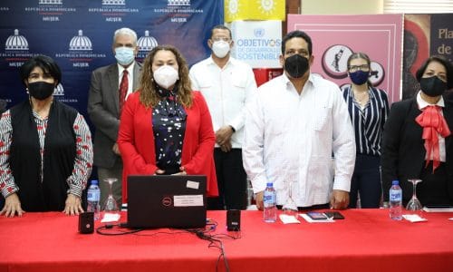 Director Carlos Pimentel y la Ministra Mayra Jiménez