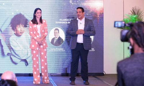 El director de la DGCP, Carlos Pimentel, y la subdirectora Crystal Fiallo explicaron los alcances de la nueva plataforma virtual de aprendizaje.