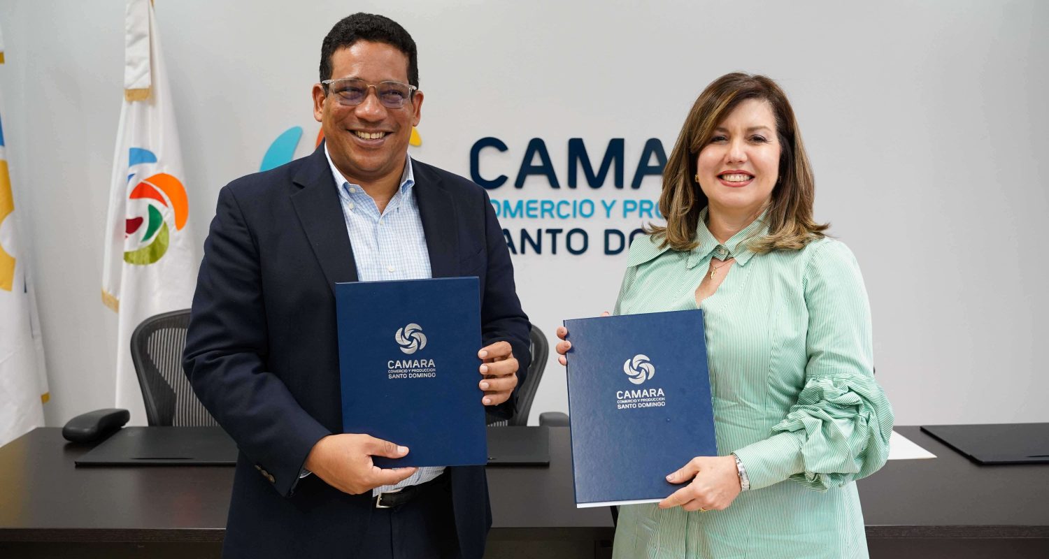 Foto del acuerdo firmado por el director general de Contrataciones Públicas, Carlos Pimentel Florenzán, y la presidenta de la Junta Directiva de la Cámara de Comercio, Lucile Houellemont Jimenes