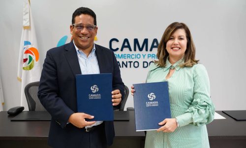 Foto del acuerdo firmado por el director general de Contrataciones Públicas, Carlos Pimentel Florenzán, y la presidenta de la Junta Directiva de la Cámara de Comercio, Lucile Houellemont Jimenes